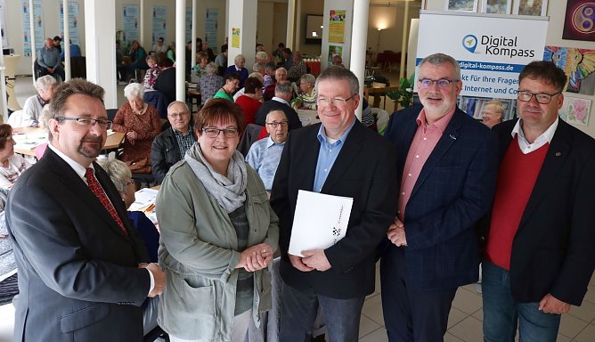 F&ouml;rdermittel &uuml;bergeben (Foto: J. Piper)