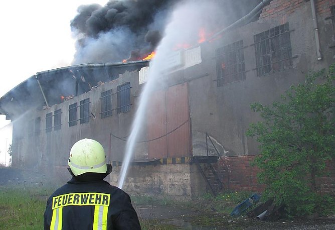 Die Feuerwehren beim Brandeinsatz auf dem Bahnhofsgel&auml;nde im Mai 2006 (Foto: psv)