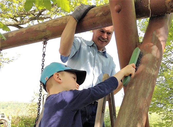 Auch die Kleinsten halfen bei den Arbeiten. (Foto: privat)
