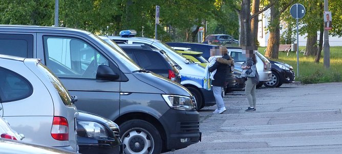 Frau und Kind werden in Sicherheit gebracht (Foto: nnz)