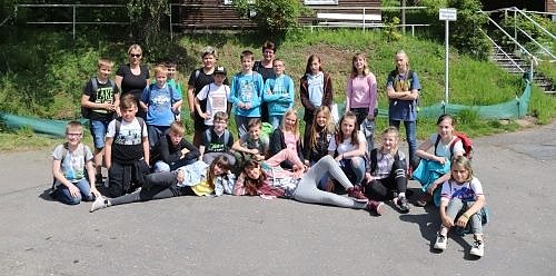 Die jungen Molch-Forscher auf Exkursion durch das Teichtal (Foto: Nena Weiler/LPV)