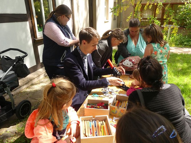 Alexander Sch&ouml;nlein hatte f&uuml;r die Kinder einige Angebote vorbereitet (Foto: R. Englert)