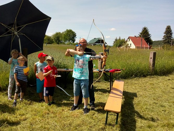 Auch Bogenschie&szlig;en wurde beim Kinderfest angeboten. (Foto: privat)