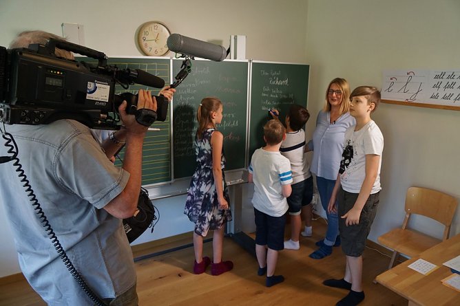 Katrin Eisfeld k&auml;mpft f&uuml;r die Wiedereinf&uuml;hrung der DDR-Schreibschrift an den Grundschulen. Hier mit einem Drehteam des MDR in ihrem Klassenzimmer.   (Foto: Susanne Schedwill)