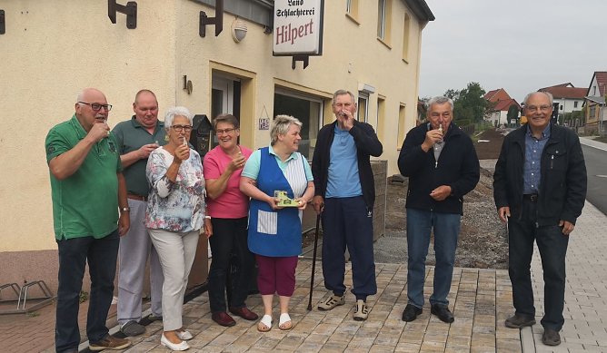 Die Anwohner stie&szlig;en da schon mal mit einem kurzen Schn&auml;ppschen an. (Foto: nnz)