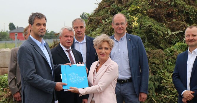 Infrastrukturministerin Birgit Keller &uuml;bergab heute gleich zwei europ&auml;ische F&ouml;rdermittelbescheide an Oberb&uuml;rgermeister Kai Buchmann (Foto: Angelo Glashagel)