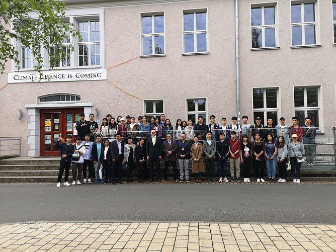 Chinesische Studentinnen und Studenten zu Besuch an der HSN (Foto: Melano Dadalauri)