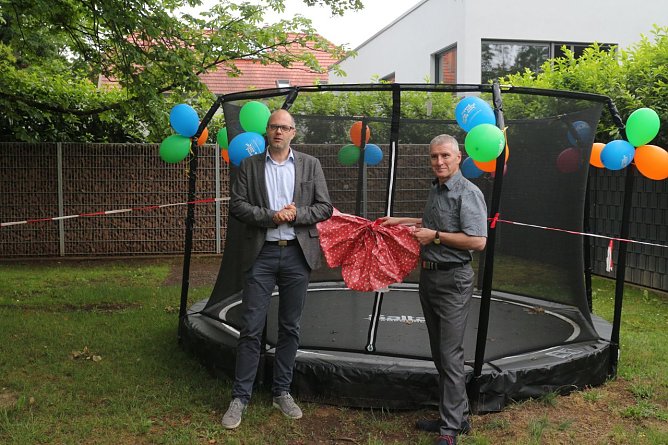 Heiko Porada spendete im Namen der Allianz-Versicherung ein neues Trampolin f&uuml;r das Familienzentrum (Foto: Angelo Glashagel)