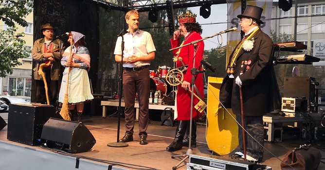 Schl&uuml;ssel wird &uuml;bergeben (Foto: nnz)