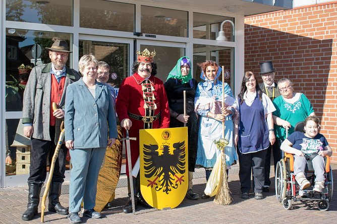 Der Roland und seine Konfiefchen zu Gast in der Werkstatt der Lebenshilfe (Foto: Nordth&uuml;ringer Lebenshilfe)