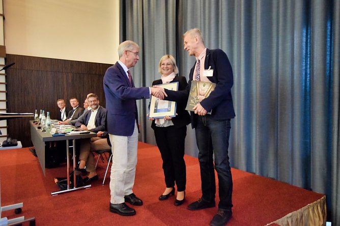 Babette Wolf und Dr. Christoph Maletz vom Gemeindekirchenrat nahmen die Ehrung entgegen (Foto: Evangelischer Kirchenkreis S&uuml;dharz)
