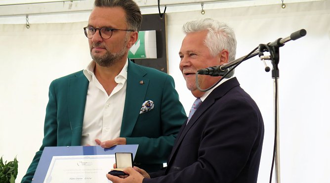 Koch &uuml;berreicht Otto die Europamedaille (Foto: nnz)