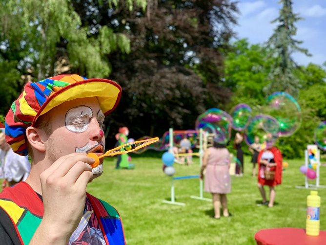 Die Sch&uuml;lerinnen und Sch&uuml;ler der pro vita Akademie helfen gerne bei diversen Festen aus (Foto: pro vita Akademie)