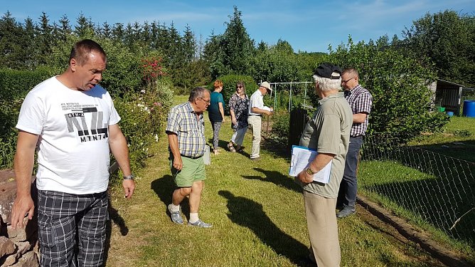 Die Arbeitsgruppe Wettbewerb des Landesverbandes Th&uuml;ringen der Gartenfreunde besuchte am 24. Juni die Kleingartenanlage (Foto: Carolin Rinck)