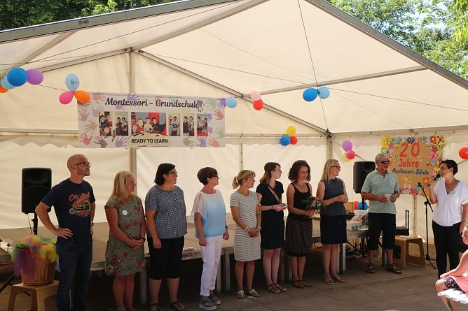 Schulleiterin Sabine Dre&szlig;ler dankt ihrem Kollegium f&uuml;r ihre engagierte Arbeit (Foto: Angelo Glashagel)