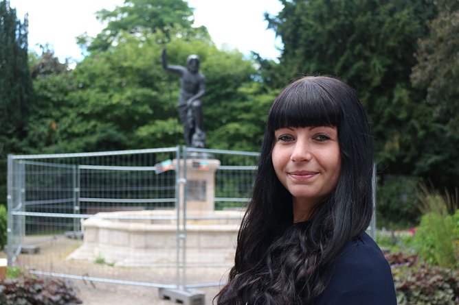 Kunsthistorikerin Jessica Sophie M&uuml;ller vor dem Neptunbrunnen in der Promenade (Foto: Angelo Glashagel)