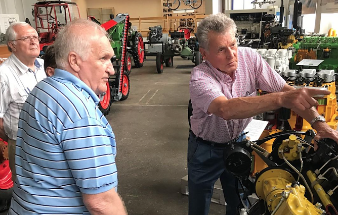 Herr Dr. Steinmetz (rechts) vom IFA-Museum, Nordhausen erl&auml;utert Victor Afanasiev (links) Exponate (Foto: Gunther Hebestreit)
