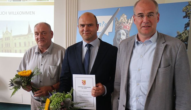 Egon Primas (links) wurde als ehrenamtlicher Beigeordneter verabschiedet, Henry Pasenow als sein Nachfolger vereidigt (Foto: Angelo Glashagel)