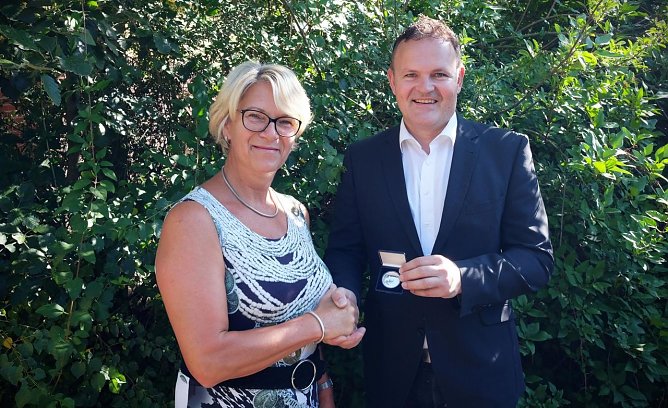 Ehrenmedaille &uuml;bergeben (Foto: Tina Bergknapp/HSN)