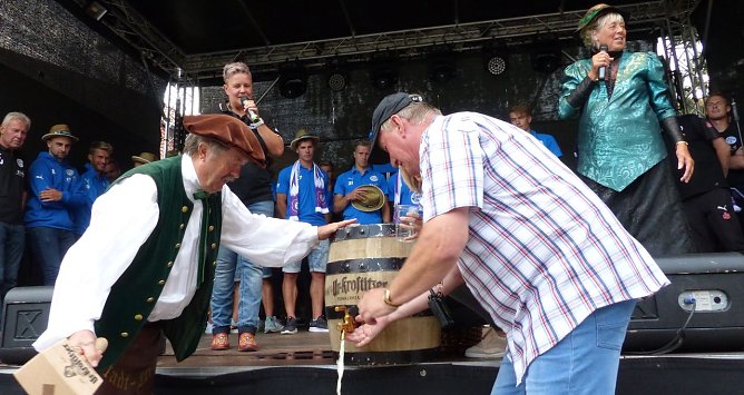 Fassbieranstich zum 25. Altstadtfest (Foto: nnz)