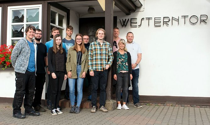 Start ins Berufsleben bei den Harzer Schmalspurbahnen (v.l.n.r.): Arwed Danner, Maurice Gro&szlig;e, Pascal B&ouml;hnke, Janine Ochs, Niklas Bories, Fabienne Lindner, Axel Leinweber, Christoph K&uuml;ster-Runge (stellvertretender HSB-Abteilungsleiter Fahrzeugtechnik), Norman Wolf (HSB-Lehrausbilder), Anne Walther (HSB-Personalreferentin) und Norman Just (Referent des HSB-Eisenbahnbetriebsleiters) (Foto: Dirk Bahnsen/HSB)
