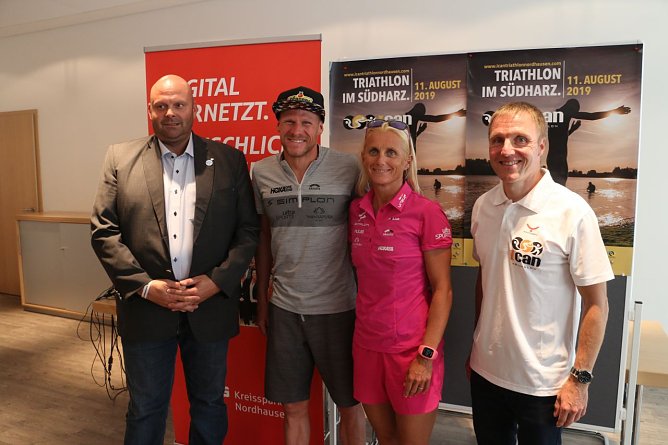 v.l.: Wacker-Chef Nico Kleofas, Per Bittner, Yvonne van Flern und Triathlon-Organisator Ulrich Konschak (Foto: Angelo Glashagel)