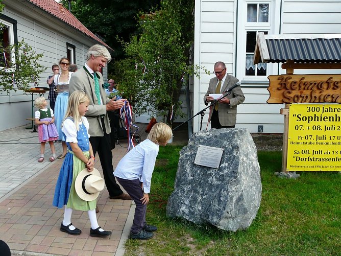Familie F&uuml;rst Stolberg/Wernigerode anl. ihres Besuches zur 300 Jahrfeier der Namensgebung "Sophienhof" ebenfalls bei der Heimatstube und der Unterkunft der FFW-L&ouml;schgruppe Sophienhof als "Gastgeber" (Foto: W. J&ouml;rgens)