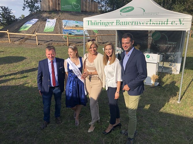 Die Landtagskandidatin Carolin Gerbothe mit Frau Bundesministerin Julia Kl&ouml;ckner (Mitte), CDU-Chef Mike Mohring (rechts), dem Pr&auml;sidenten des Th&uuml;ringer Bauernverbands Dr. Klaus Wagner (links) und der aktuellen Th&uuml;ringer Milchk&ouml;nigin Luise Unger.  (Foto: CDU Kreisverband Nordhausen)