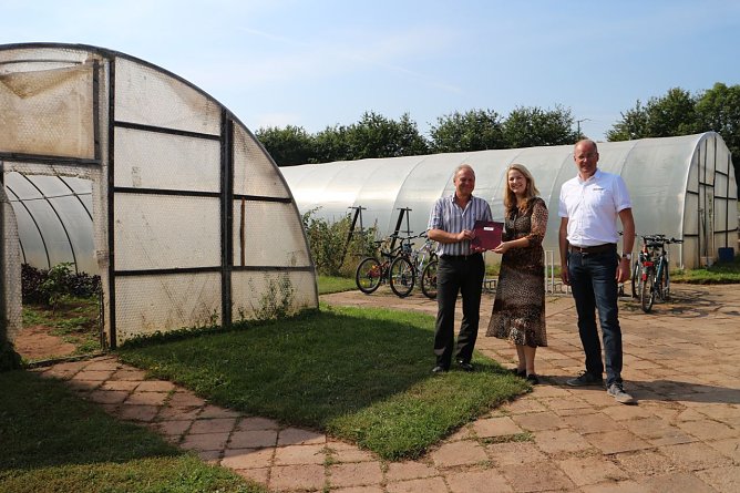 v.l.: René Kübler, Monique van Asten, Landrat Matthias Jendricke (Foto: Angelo Glashagel) v.l.: René Kübler, Monique van Asten, Landrat Matthias Jendricke (Foto: Angelo Glashagel)