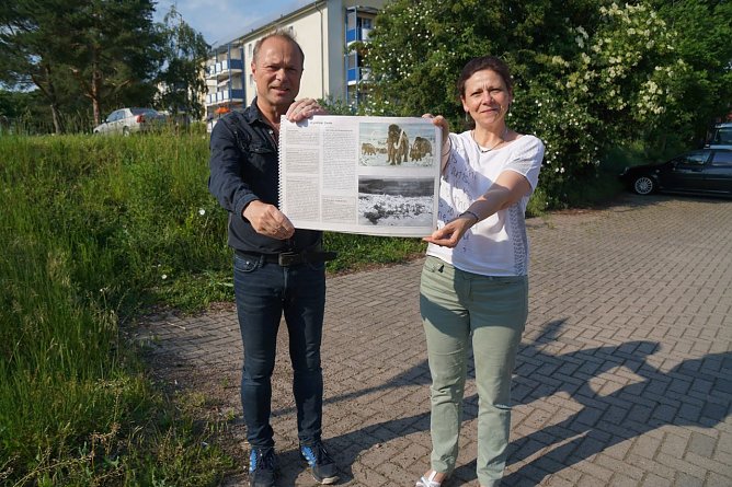 Tim Sch&auml;fer und Christina Zyrus an der Stelle, wo die neue Infotafel stehen soll.  (Foto: Susanne Schedwill)