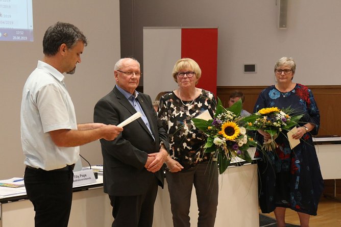 Manfred K&ouml;nig und Karin Busch wurden vom Stadtrat f&uuml;r ihr jahrelanges Engagement geehrt (Foto: Angelo Glashagel)