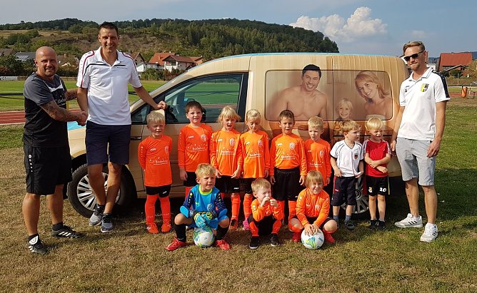 Trikots f&uuml;r die Fu&szlig;ballzwerge (Foto: SV Hannovera Niedersachswerfen)