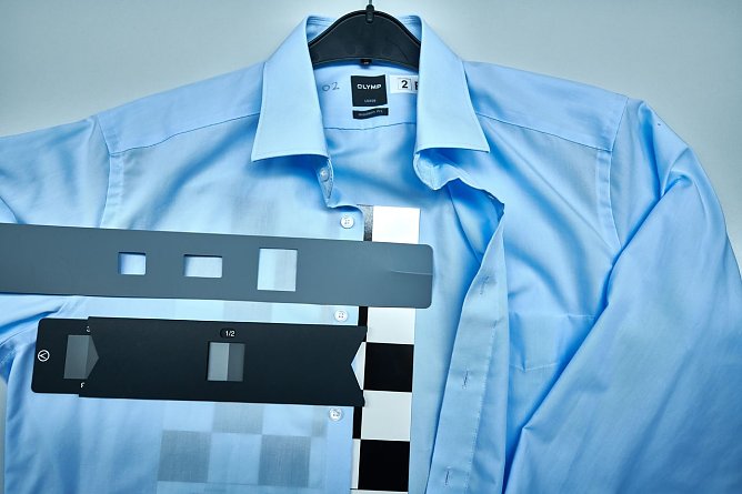 Das Schach&shy;brett zeigt, wie blick&shy;dicht ein Hemd ist. (Foto: Stiftung Warentest)