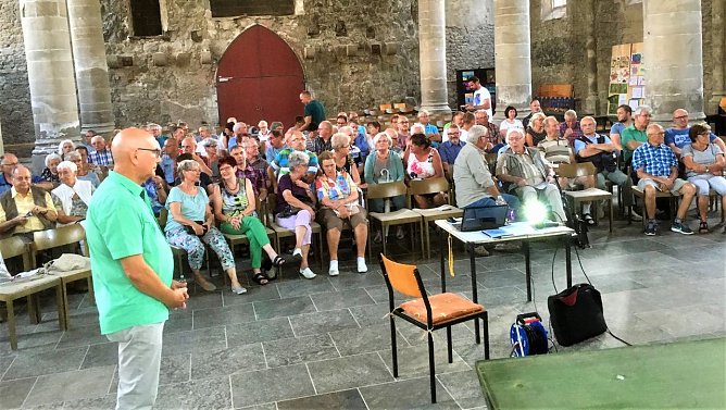 Gro&szlig;es Interesse an Vortrag (Foto: H. Pientka)