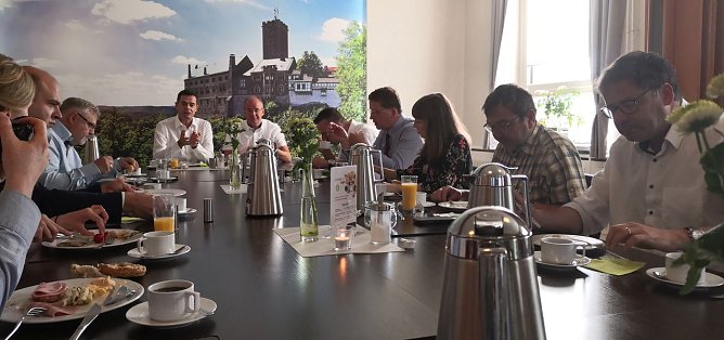 Diskussion mit Fr&uuml;hst&uuml;ck (Foto: nnz)