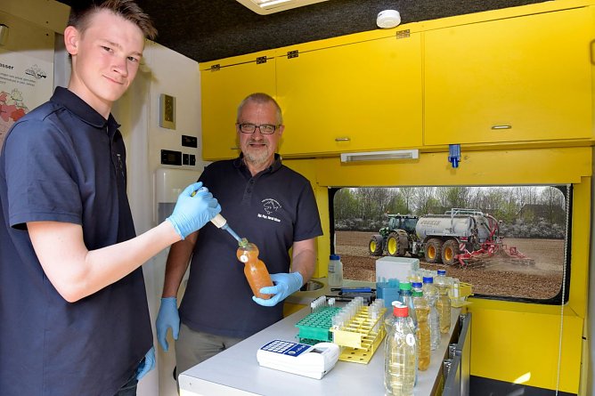 Milan Toups und Harald G&uuml;lzow untersuchen Brunnenwasserprobe (Foto: VSR-Gew&auml;sserschutz)