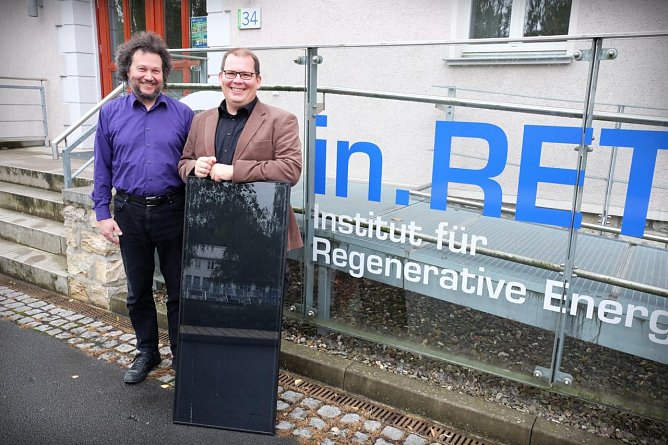 Der frischgebackene Doktor Sebastian Voswinckel (rechts) und Prof. Dr.-Ing. Viktor Wesselak> (Foto: Tina Bergknapp)