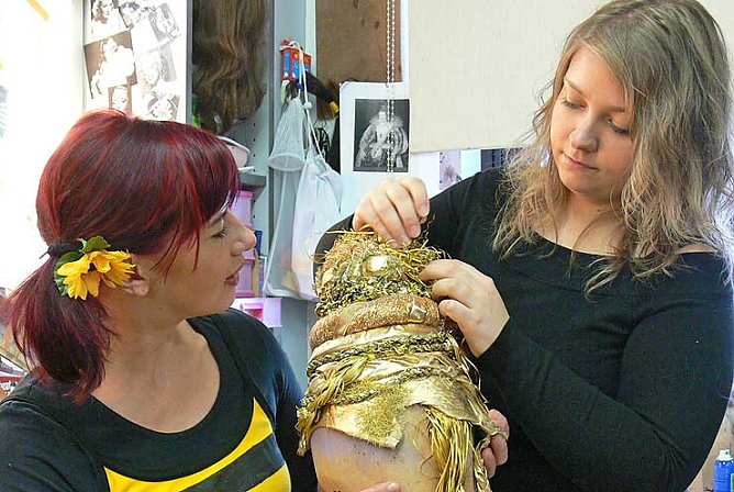 Theaterbiene Simone Uthleb (li.) und Anja Kietzmann (Foto: Ilka Diete)