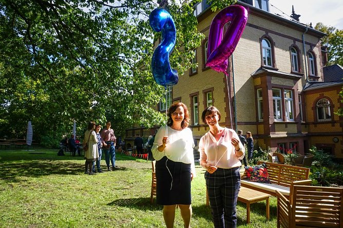 Die beiden Heilp&auml;dagoginnen Yvette Schatz (links) und Silke Schellbach haben j&uuml;ngst mit vielen der betreuten Familien und ihren Mitarbeitern ein Fest in Nordhausen anl&auml;sslich des 20-j&auml;hrigen Bestehens des Autismuszentrums gefeiert (Foto: Susanne Schedwill)