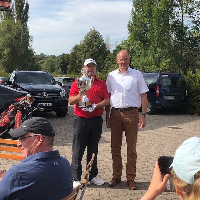 In der Auswertung konnte durch den Landrat Matthias Jendricke dem Turniersieger Frank Lindner (wiederholt) der - Wanderpokal des Landkreises 2019 - &uuml;bergeben werden   (Foto: Hans-Leopold Holzapfel)