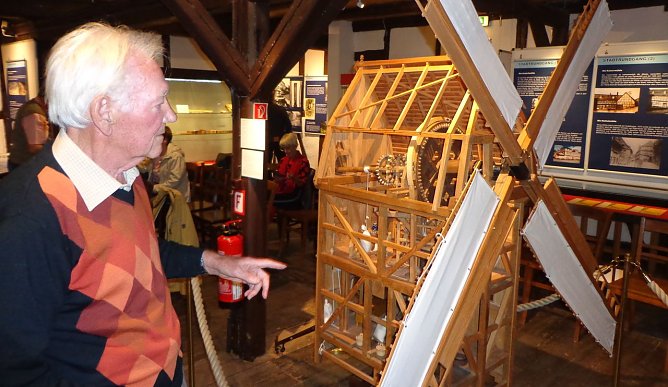 Joachim Rotzoll erl&auml;utert die Exponate (Foto: Hans-Georg Backhaus)