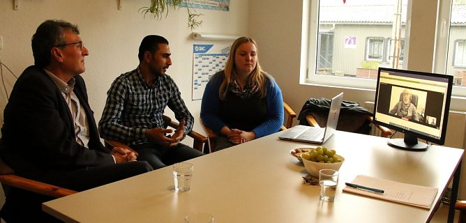 Der Video-Dolmetscher im Praxistest (Foto: Angelo Glashagel)