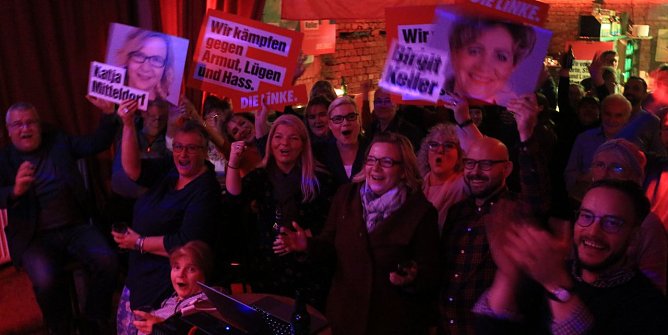 Die Linke feiert ihren Wahlerfolg (Foto: Angelo Glashagel) Die Linke feiert ihren Wahlerfolg (Foto: Angelo Glashagel)