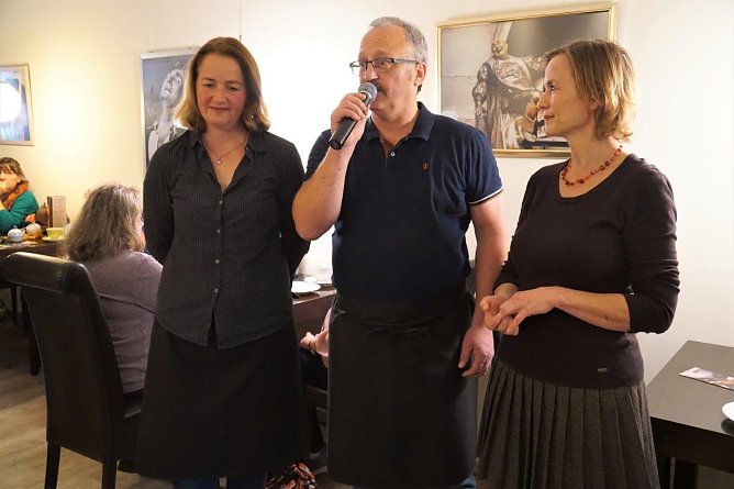 Antje und J&uuml;rgen Weyand hatten zu Josephine Hoppe den Kontakt gesucht, um eine Ausstellung in ihrem Caf&eacute; zu zeigen. (Foto: Susanne Schedwill)