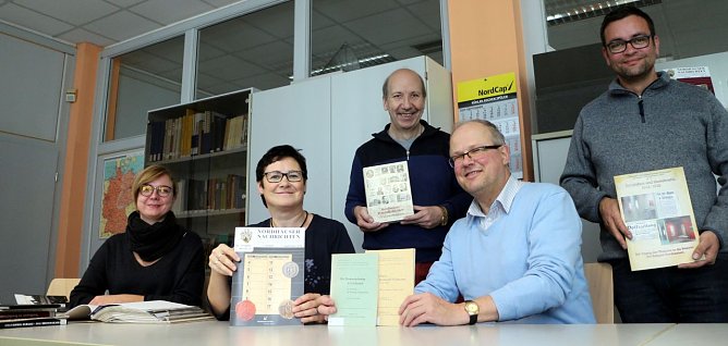 Das Team des Stadtarchivs um Dr. Theilemann mit &auml;lteren und j&uuml;ngeren Publikationen zur Nordh&auml;user Geschichte (Foto: Angelo Glashagel)