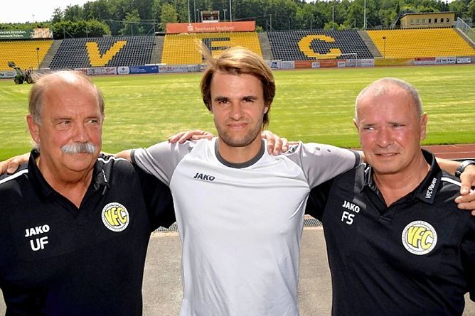  "Wir m&uuml;ssen vier Vereine hinter uns lassen!" VFC-Trainer Falk Schindler (Bildmitte) (Foto: Karsten Repert)
