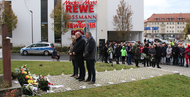Kranzniederlegung und Gedenken zur Reichspogromnacht vor 81 Jahren (Foto: Angelo Glashagel) Kranzniederlegung und Gedenken zur Reichspogromnacht vor 81 Jahren (Foto: Angelo Glashagel)
