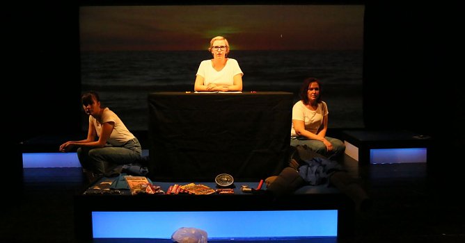 Jenseits der blauen Grenze - mit Lisa Jakobi, Daniela Bethge, Eva Lankau (v.li.n.re. (Foto: Theater Nordhausen)