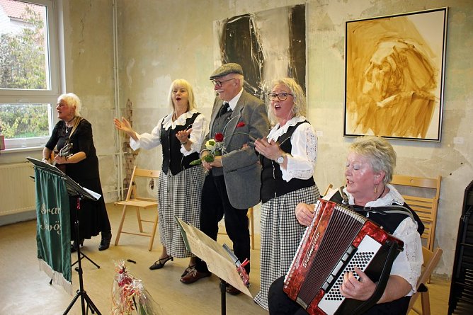 Dem Meister ein Ständchen gebracht (Foto: Karl-Heinz Herrmann) Dem Meister ein Ständchen gebracht (Foto: Karl-Heinz Herrmann)