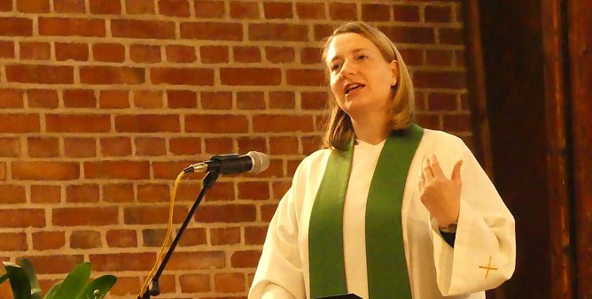 neue Pfarrerin (Foto: Regina Englert) neue Pfarrerin (Foto: Regina Englert)